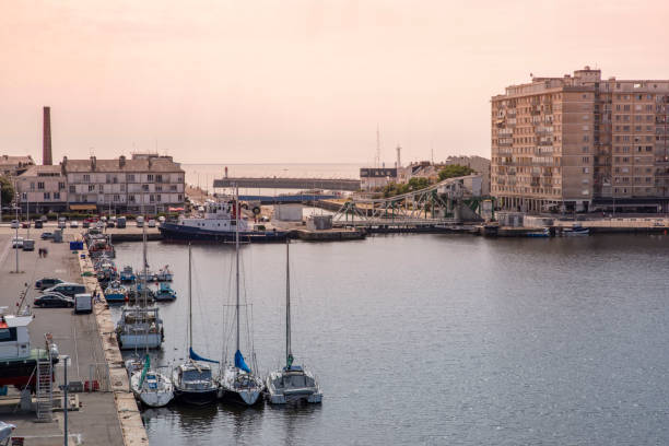port de saint nazaire - pays de la loire photos et images de collection