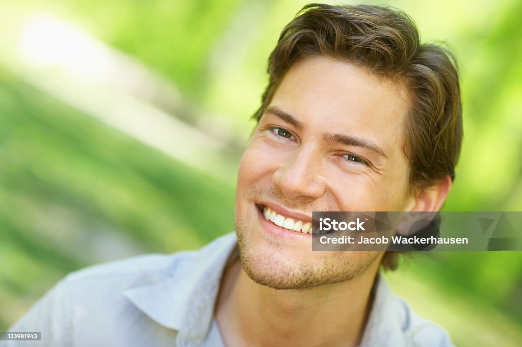 Zbliżenie młody człowiek uśmiech - Zbiór zdjęć royalty-free (Modelka i model)