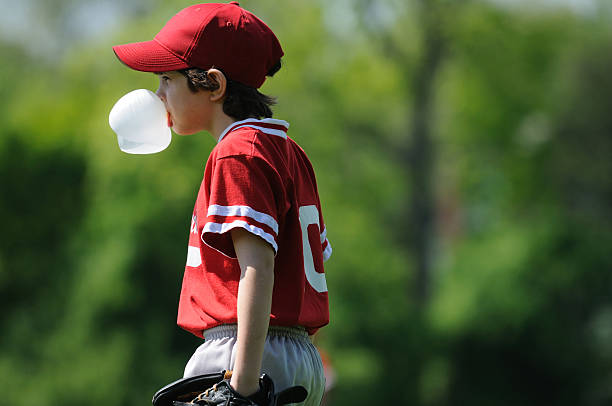 chiclete golpe de beisebol da liga juvenil - baseball player child athlete baseball - fotografias e filmes do acervo