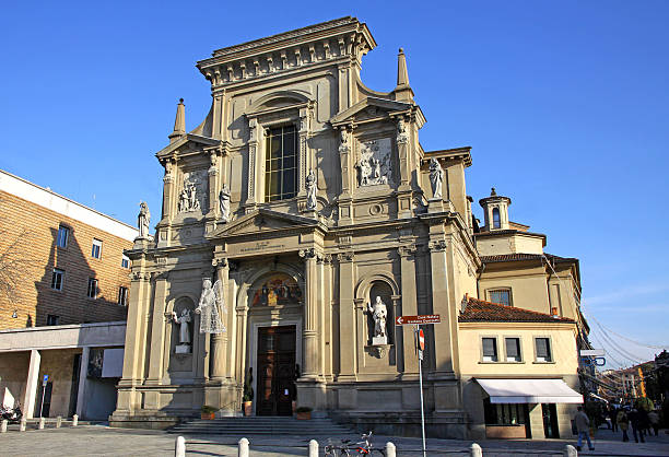 la iglesia de san bartolomé en bérgamo - architecture bergamo blue building exterior fotografías e imágenes de stock