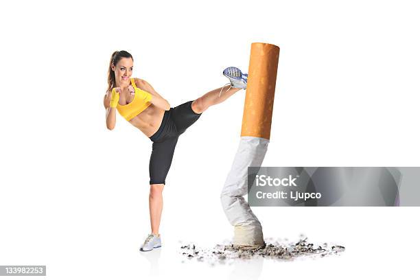 Ragazza Dando Un Filtro Di Sigaretta - Fotografie stock e altre immagini di Smettere di fumare - Smettere di fumare, Sigaretta, Fumo - Questioni sociali