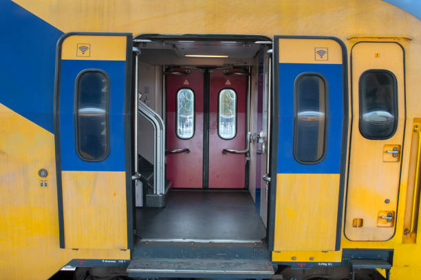 デンヘルダーオランダでオープンドアns都市間列車 - train door vehicle door open ストックフォトと画像