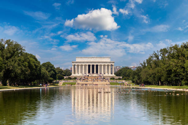 lincoln memorial in the national mall - washington dc monument sky cloudscape imagens e fotografias de stock