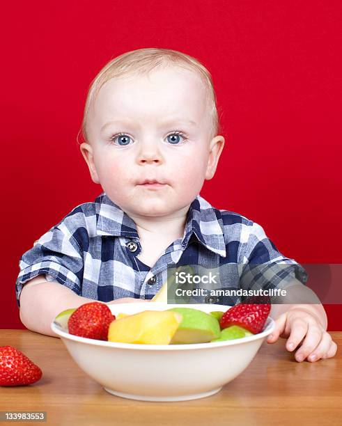 Młody Chłopiec Z Misce Z Owocami - zdjęcia stockowe i więcej obrazów Czerwone tło - Czerwone tło, 12-23 miesięcy, Barwne tło