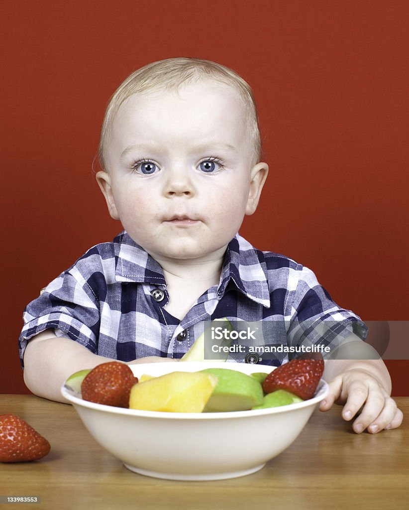 Jovem rapaz com Tigela de Frutas - Royalty-free Fundo vermelho Foto de stock