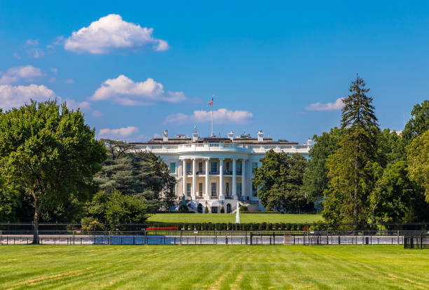 белый дом в вашингтоне - presidential election фотографии стоковые фото и изображения