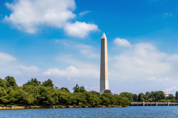 washington monument in washington dc - washington dc monument sky cloudscape imagens e fotografias de stock