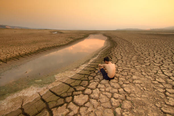 어린이와 물 위기 - scarcity water people land 뉴스 사진 이미지