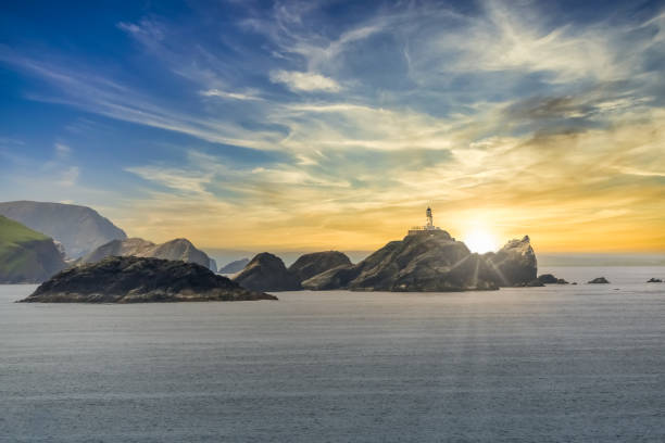 vista di unst island, la più settentrionale delle isole shetland, scozia con il suo faro e le enormi colonie di uccelli. l'uccello guano rendendo le scogliere quasi interamente bianche - shetland islands foto e immagini stock