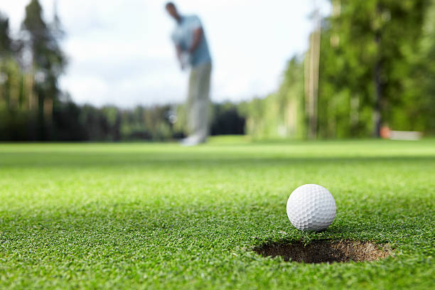 golf spielen - einlochen stock-fotos und bilder