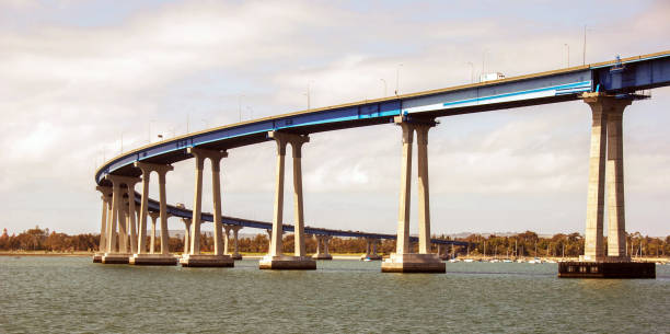 изогнутая форма моста коронадо бэй в сан-диего - coronado bay bridge стоковые фото и изображения
