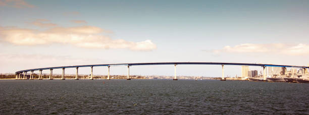 изогнутая форма моста коронадо бэй в сан-диего - coronado bay bridge стоковые фото и изображения