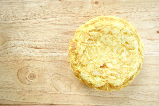 vista aerea della tortilla de patatas spagnola su tavolo di legno - tortilla de patatas foto e immagini stock