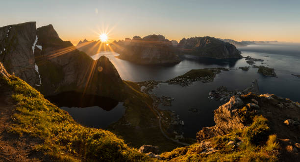 sole di mezzanotte a reinebringen - fishing village nordic countries fjord foto e immagini stock