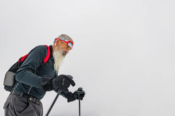 homens mais velhos barbudos em esqui selvagem, primorska, parque nacional triglav, julian alpes, eslovênia - sport exercising men julian alps - fotografias e filmes do acervo