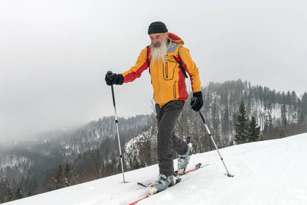 homens mais velhos barbudos em esqui selvagem, primorska, parque nacional triglav, julian alpes, eslovênia - sport exercising men julian alps - fotografias e filmes do acervo