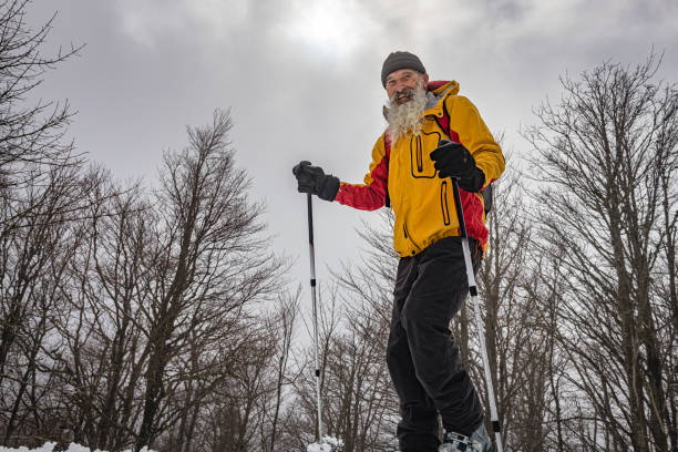 homens mais velhos barbudos em esqui selvagem, primorska, parque nacional triglav, julian alpes, eslovênia - sport exercising men julian alps - fotografias e filmes do acervo