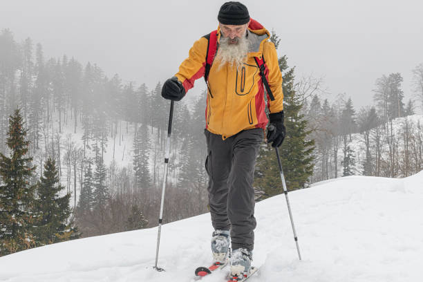 homens mais velhos barbudos em esqui selvagem, primorska, parque nacional triglav, julian alpes, eslovênia - sport exercising men julian alps - fotografias e filmes do acervo