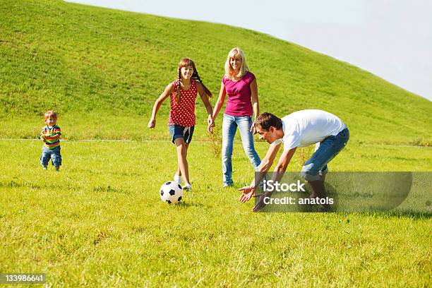 Familia Jugando Con La Bola Foto de stock y más banco de imágenes de Fútbol - Fútbol, Padre, Adolescente