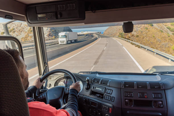 conductor de camión que conduce en la carretera, visto desde el interior de la cabina. - teamsters fotografías e imágenes de stock