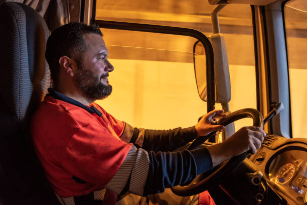 conductor de camión, visto desde el interior de la cabina, conduciendo a través de un túnel. - teamsters fotografías e imágenes de stock