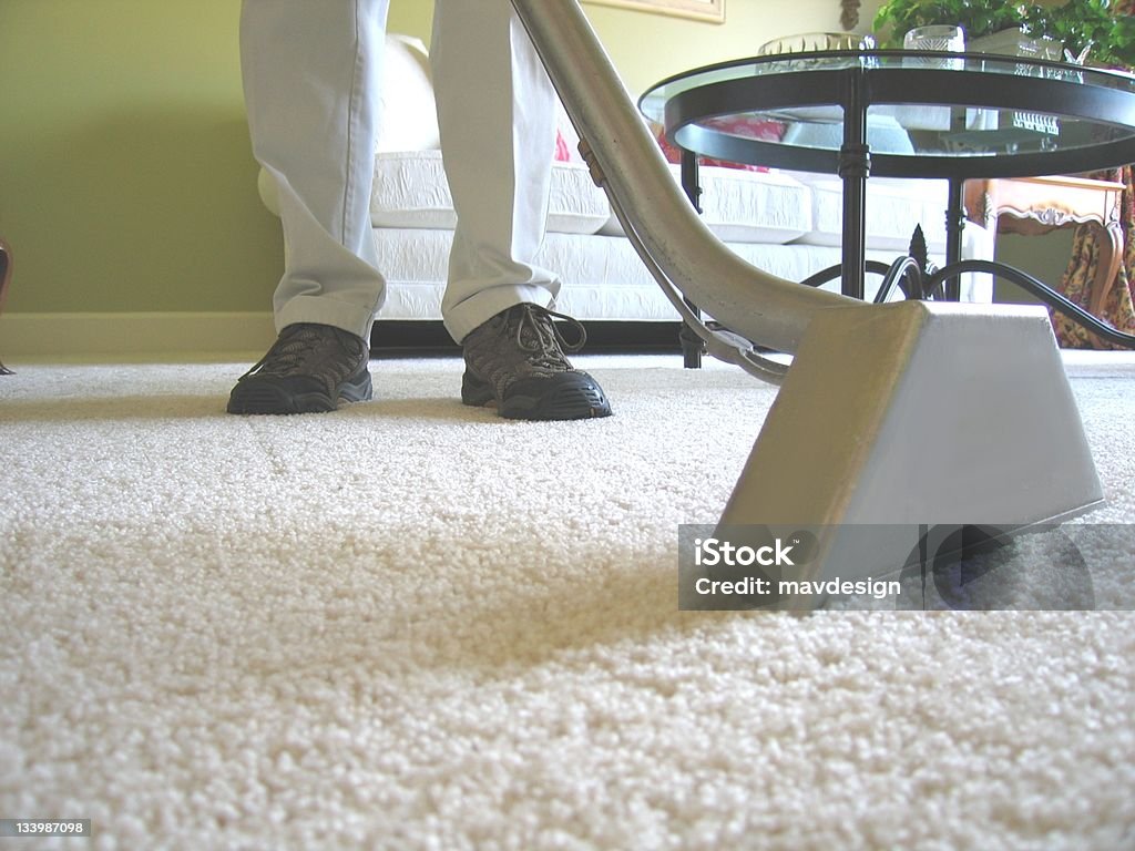 Hombre blanco de limpieza de alfombra con aspiradora industrial - Foto de stock de Limpiar libre de derechos