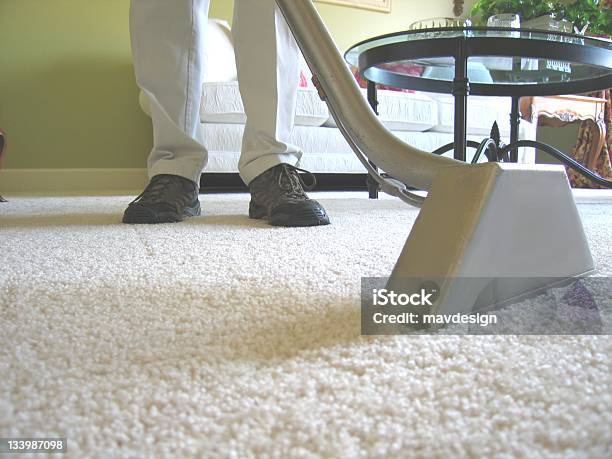 Hombre Blanco De Limpieza De Alfombra Con Aspiradora Industrial Foto de stock y más banco de imágenes de Limpiar