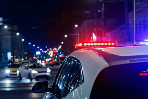 lumières de voiture de police dans la ville de nuit avec une mise au point sélective et bokeh - car pursuit chasing night photos et images de collection