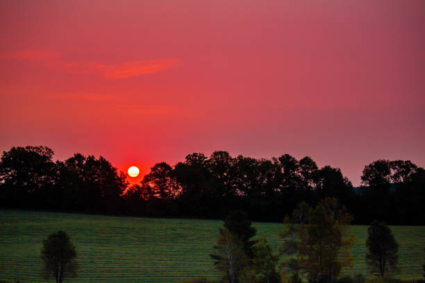 wisconsin farmland in-front of a colorful sunrise - 7963 imagens e fotografias de stock