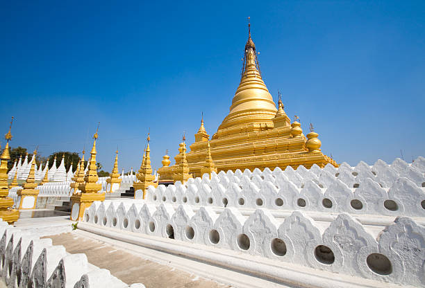 sandamuni paya, мандалай, бирма - shwezigon paya стоковые фото и изображения