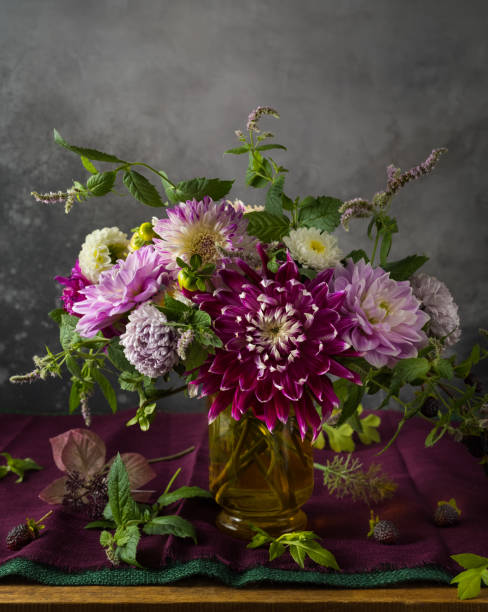 hermosas flores de jardín de otoño en jarrón. - autumn table setting flower fotografías e imágenes de stock