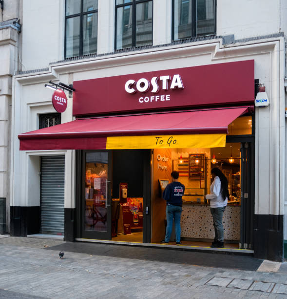 la façade du café costa dans la rue argyll - london store photos et images de collection