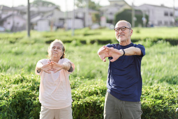 idosos fazendo exercícios preparatórios fora - couple stretching running jogging - fotografias e filmes do acervo