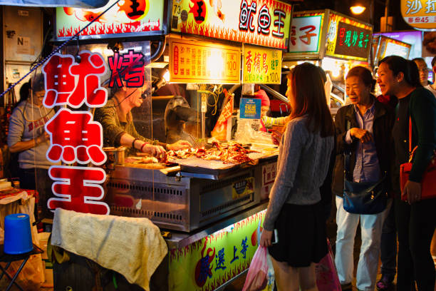 people on Taipei famous night food market Taipei, Taiwan - 29 November 2016 : many people are enjoying them selves on one of the Taipei famous night food markets night market stock pictures, royalty-free photos & images
