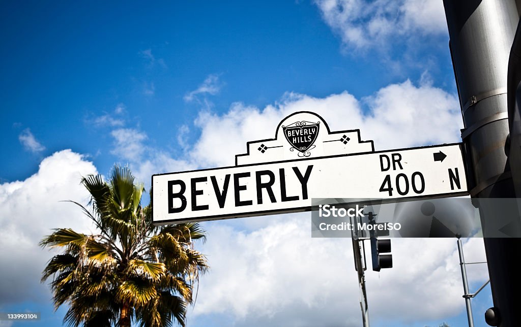 Señal de nombre de calle de Beverly Hills en vívidos cielo azul - Foto de stock de Beverly Hills libre de derechos