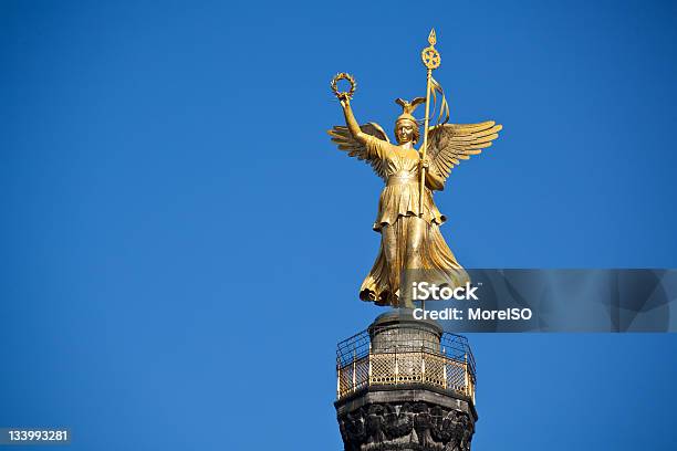 Vitória De Anjo Contra Céu Azul Brilhante De Berlim - Fotografias de stock e mais imagens de Alemanha