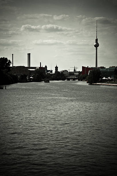 берлин река шпре и видом на очертания города - berlin germany overcast dramatic sky skyline стоковые фото и изображения