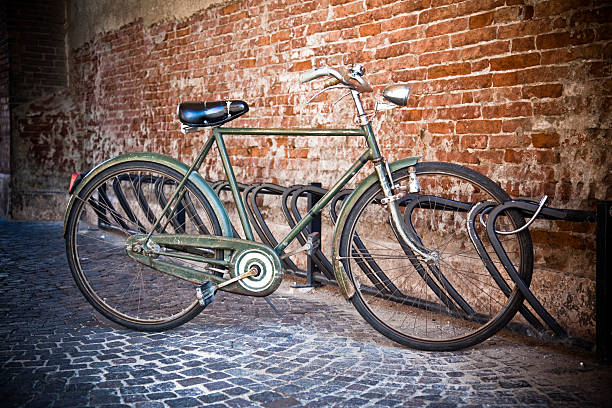 stary stylu europejskim bicykl - bicycle wall green single object zdjęcia i obrazy z banku zdjęć