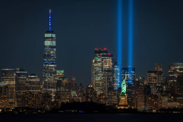 world trade center, tribute in light und die freiheitsstatue am 9/11 - manhattan downtown district architecture built structure stock-fotos und bilder