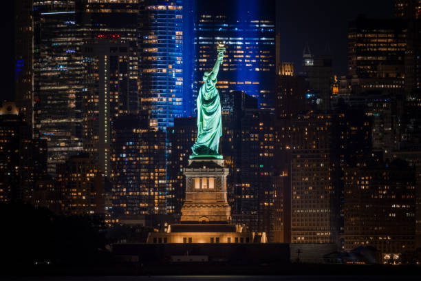 Statue of Liberty Salutes 9/11 Memorial The Statue of Liberty lined up with the Tribute in Light 911 memorial stock pictures, royalty-free photos & images