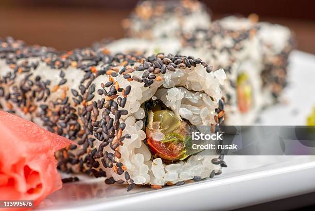 Sushi Mit Sesam Stockfoto und mehr Bilder von Avocado - Avocado, Extreme Nahaufnahme, Fisch