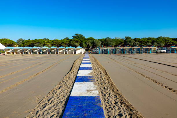 vista panorámica del lido vacío de venecia en italia - lido fotografías e imágenes de stock