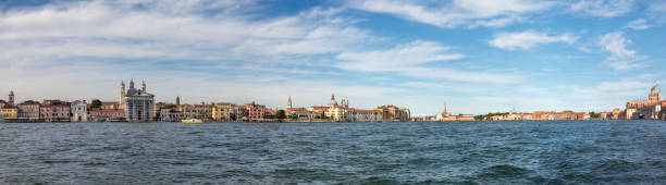 vue panoramique sur le quartier de venise dorsoduro depuis la lagune - dorsoduro quarter photos et images de collection