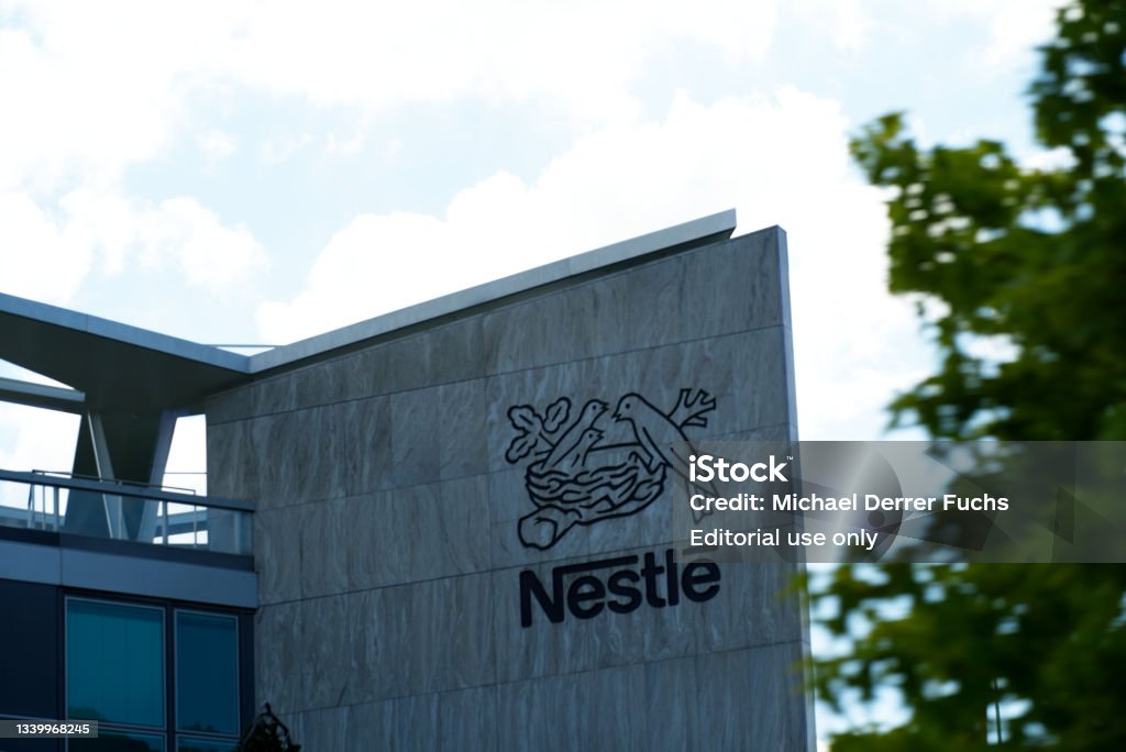 Emblem des Lebensmittelkonzerns Nestlé am Hauptsitz. - Lizenzfrei Nestlé Stock-Foto