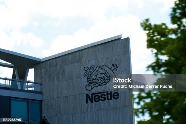 Emblem Des Lebensmittelkonzerns Nestlé Am Hauptsitz Stockfoto und mehr Bilder von Nestlé