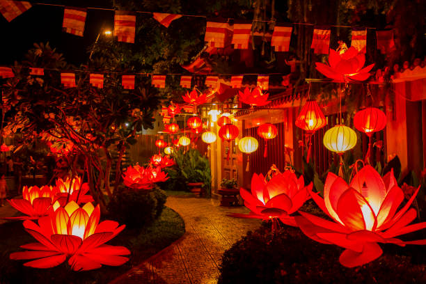 tradycyjna dekoracja z lampionami w pagodzie w hodach w hochicie w dzień vesak. - ho chi minh zdjęcia i obrazy z banku zdjęć