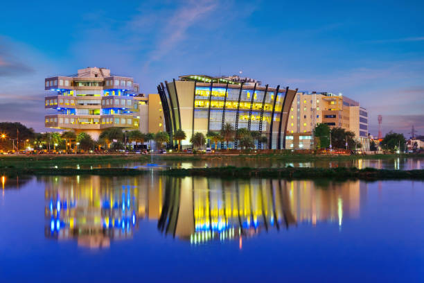 bangalor india - march 3 2011: bangalore night city skyine at bagmane tech park or india silicon valley - bangalore imagens e fotografias de stock