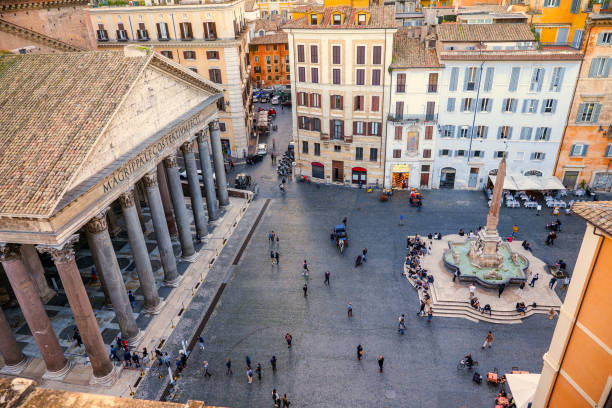 una vista sugerente desde lo alto de la fachada del panteón en el corazón histórico de roma - ancient rome rome fountain pantheon rome fotografías e imágenes de stock