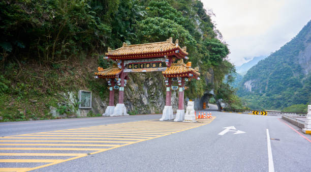 puerta del pabellón chino - parque nacional de gorge taroko fotografías e imágenes de stock