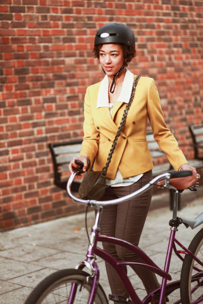 kobieta dojeżdżająca do pracy z rowerem - bicycle london england cycling safety zdjęcia i obrazy z banku zdjęć